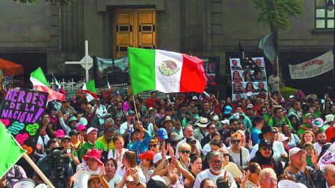 CIUDAD DE M…XICO, 05NOVIEMBRE2024.- Decenas de trabajadores y simpatizantes del Poder Judicial de la FederaciÛn (PJF) arribaron a las inmediaciones de la Suprema Corte de Justicia de la NaciÛn (SCJN) para expresar su rechazo a la Reforma Constitucional al Poder Judicial, asÌ como agradecer a las y los ministros que se han posicionado y votado en contra del decreto. El dÌa de hoy comenzÛ la discusiÛn con la que se busca invalidar una parte de la propuesta de ley que busca la elecciÛn por voto popular. 

FOTO: GALO CA—AS/CUARTOSCURO.COM