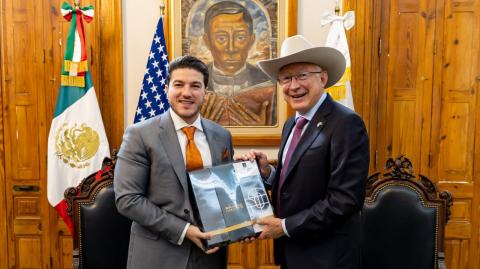 El embajador de Estados Unidos en México, Ken Salazar, se reunió en privado con el gobernador de Nuevo León, Samuel García, para dialogar sobre temas económicos.