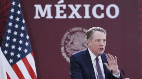 Robert Lighthizer, firme partidario de los aranceles, ha sido invitado a regresar como Representante de Comercio de Estados Unidos en el Gobierno del presidente electo Donald Trump, informó este viernes el Financial Times.

Para más información del tema, visita: https://www.eleconomista.com.mx/empresas/trump-manda-invitacion-robert-lighthizer-regresar-frente-ustr-20241108-733460.html

¡Síguenos en nuestras redes sociales para mantenerte informado!

Twitter: https://twitter.com/eleconomista 
Facebook: https://www.facebook.com/ElEconomista.mx
Instagram: https://www.instagram.com/eleconomistamx
LinkedIn: https://www.linkedin.com/company/el-economista/

#ElEconomista #EETV