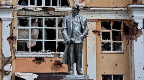 Una estatua dañada del fundador de la Unión Soviética, Vladimir Lenin, en la ciudad rusa de Sudzha, controlada por Ucrania