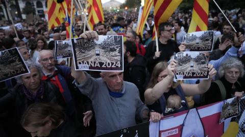 Protestas en Valencia contra gestión por inundaciones.