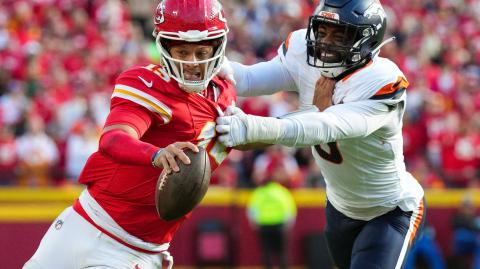 El mariscal de campo de los Kansas City Chiefs Patrick Mahomes (15) corre el balón contra el linebacker de los Denver Broncos Jonathon Cooper (0) durante la segunda mitad en GEHA Field en el estadio Arrowhead.