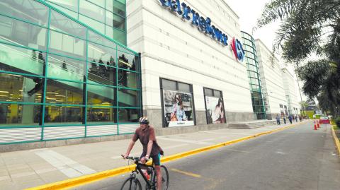 La cadena líder de supermercados en Argentina también creará 2,500 puestos de trabajo. Foto: AFP