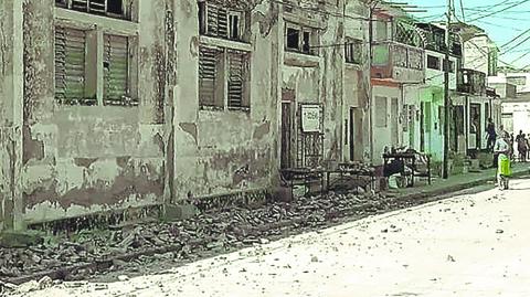 Casa dañadas dejó el terremoto registrado en Santiago de Cuba el 10 de noviembre. Foto: AFP