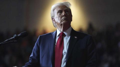 El presidente electo de Estados Unidos, Donald Trump, eligirá a Stephen Miller como subdirector del gabinete para políticas de la Casa Blanca, publicó este lunes un periodista de CNN en X, lo que colocaría al arquitecto de la restrictiva agenda migratoria del primer mandato del republicano en un puesto de alto nivel.

Para más información del tema, visita: https://www.eleconomista.com.mx/internacionales/trump-sumara-stephen-miller-cerebro-muro-y-detenciones-migratorias-equipo-20241111-733687.html

¡Síguenos en nuestras redes sociales para mantenerte informado!

Twitter: https://twitter.com/eleconomista 
Facebook: https://www.facebook.com/ElEconomista.mx
Instagram: https://www.instagram.com/eleconomistamx
LinkedIn: https://www.linkedin.com/company/el-economista/

#ElEconomista #EETV