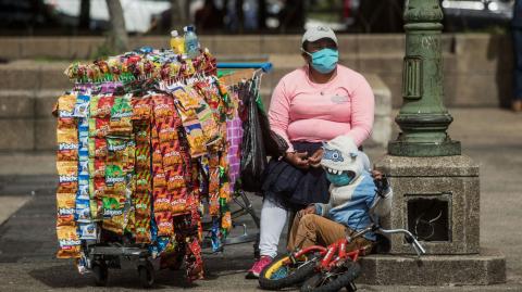 En México, las personas que se encuentran trabajando bajo algún esquema de informalidad tienen ingresos, en promedio, menores en comparación con la población trabajadora formal.