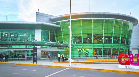 Las obras del próximo quinquenio incluyen, además de un nuevo edificio terminal, un segundo acceso al aeropuerto. Foto: Shutterstock
