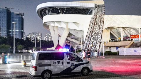 Un automóvil en el Centro Deportivo de Zhuhai, un día después de que un automóvil se estrellara contra el lugar y matara a docenas de personas en Zhuhai.