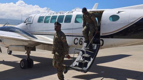 Un vuelo de Spirit Airlines con destino a la capital haitiana fue alcanzado por disparos el lunes, lo que obligó a desviarlo a República Dominicana.

Para más información del tema, visita: https://www.eleconomista.com.mx/internacionales/disparos-aviones-eu-prohibe-vuelos-haiti-30-dias-20241112-733881.html 

¡Síguenos en nuestras redes sociales para mantenerte informado!

Twitter: https://twitter.com/eleconomista 
Facebook: https://www.facebook.com/ElEconomista.mx
Instagram: https://www.instagram.com/eleconomistamx
LinkedIn: https://www.linkedin.com/company/el-economista/

#ElEconomista #EETV