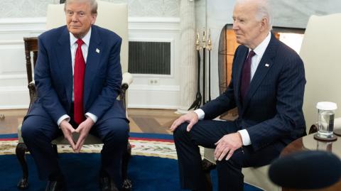 El presidente estadounidense Joe Biden se reúne con el presidente electo estadounidense Donald Trump en la Oficina Oval de la Casa Blanca en Washington, DC, el 13 de noviembre de 2024.