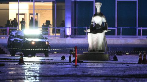 La Plaza de los Tres Poderes, que aloja también el palacio presidencial de Planalto, estaba parcialmente vacía el jueves y el acceso estaba restringido.