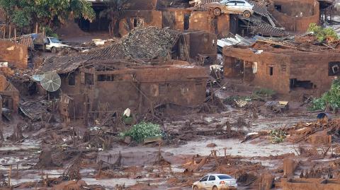 Vista general del lugar donde se rompió una represa en el pueblo de Bento Rodrigues, en Mariana, estado de Minas Gerais, en el sureste de Brasil, el 6 de noviembre de 2015.