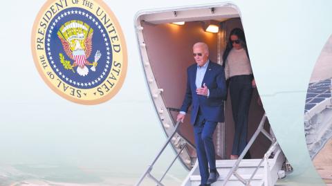 El presidente Joe Biden llegando a Lima ayer en el Air Force One. Foto: AFP