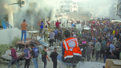 Ayer, palestinos revisaban el daño causado en una escuela de refugio para las personas desplazadas tras un ataque israelí en la Franja de Gaza. Foto: Reuters