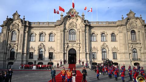 Guardias de honor esperan la llegada del presidente de China, Xi Jinping, para reunirse con la presidenta de Perú, Dina Boluarte, en el palacio de gobierno