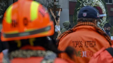 Los rescatistas mexicanos, junto con agentes de la Policía Local, guardas rurales, Protección Civil y otras personas voluntarias, comenzarán las labores de búsqueda de personas desaparecidas.

Para más información del tema, visita: https://www.eleconomista.com.mx/internacionales/rescatistas-mexicanos-topos-aztecas-colaboraran-busqueda-desaparecidos-espana-20241115-734419.html

¡Síguenos en nuestras redes sociales para mantenerte informado!

Twitter: https://twitter.com/eleconomista 
Facebook: https://www.facebook.com/ElEconomista.mx
Instagram: https://www.instagram.com/eleconomistamx
LinkedIn: https://www.linkedin.com/company/el-economista/

#ElEconomista #EETV