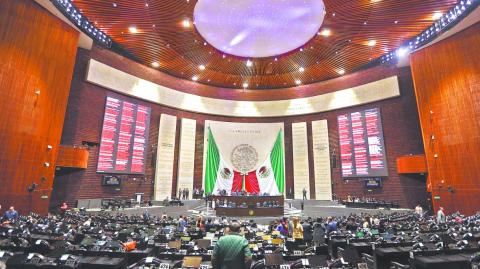 Para su primer año de gobierno, Claudia Sheinbaum solicitó al Congreso de la Unión un techo de endeudamiento de 1.5 billones de pesos, de acuerdo con la Iniciativa de Ley de Ingresos de la Federación (ILIF) contenida en el Paquete Económico 2025, entregado este viernes por la Secretaría de Hacienda y Crédito Público (SHCP).  

Para más información del tema, visita: https://www.eleconomista.com.mx/economia/gobierno-sheinbaum-solicito-congreso-techo-endeudamiento-1-5-bdp-20241115-734391.html

¡Síguenos en nuestras redes sociales para mantenerte informado!

Twitter: https://twitter.com/eleconomista 
Facebook: https://www.facebook.com/ElEconomista.mx
Instagram: https://www.instagram.com/eleconomistamx
LinkedIn: https://www.linkedin.com/company/el-economista/

#ElEconomista #EETV