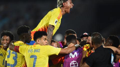 El mediocampista colombiano #06 Richard Ríos (arriba) celebra después del primer gol de su equipo.