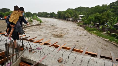 Damnificados por la tormenta Sara tuvieron que abandonar sus residencias, para hallar zonas más seguras.