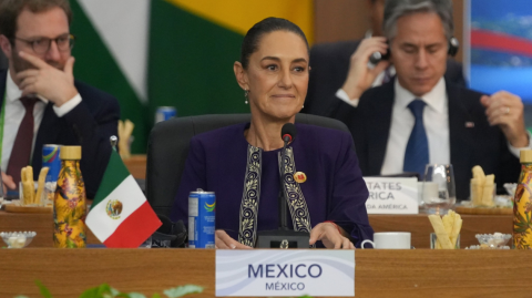 Facebook: https://www.facebook.com/ElEconomista.mx 

La presidenta de México, Claudia Sheinbaum, propuso este lunes en la Cumbre del G20 destinar el 1% del gasto militar global a la creación del programa de reforestación más grande de la historia.

Más Info:https://www.eleconomista.com.mx/politica/sheinbaum-propone-g20-destinar-gasto-militar-crear-programa-reforestacion-grande-historia-20241118-734683.html

#ElEconomista #eetv