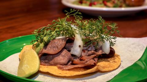 Taco de lengua de Paco Méndez.