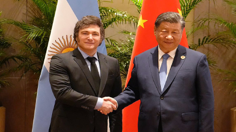 El presidente argentino, Javier Milei estrechando la mano del presidente chino, Xi Jinping, durante una reunión bilateral al margen de la cumbre del G20 en Río de Janeiro, Brasil.