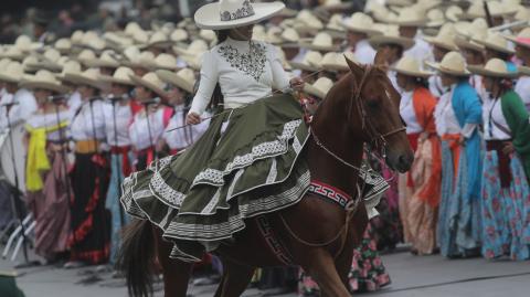 Desfile conmemorativo de la Revolución Mexicana por el 114 aniversario, encabezado por la presidenta de México, Claudia Sheinbaum.