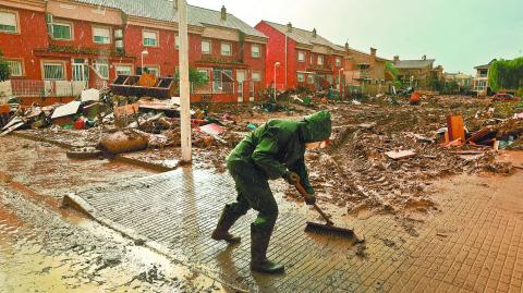 Entre las imágenes que dejaron las inundaciones, estaba la de numerosas naves industriales anegadas por el barro.