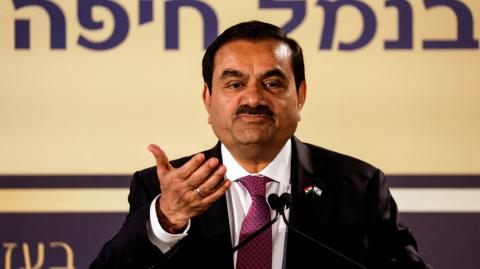 El magnate indio Gautam Adani, fundador de un inmenso imperio empresarial, fue encausado por la justicia estadounidense por supuestos sobornos de más de 250 millones de dólares, lo que provocó el desplome de las acciones del grupo este jueves.