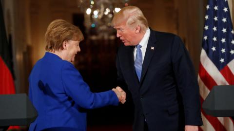 El presidente Donald Trump saluda a la canciller alemana, Angela Merkel