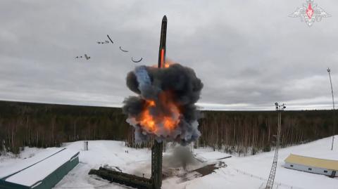 Lanzamiento de prueba de un misil balístico intercontinental perteneciente a las fuerzas de disuasión nuclear de Rusia.