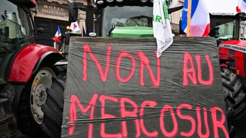 Un cartel en un tractor que dice "No al Mercosur" frente a la Prefectura de Marne durante una protesta nacional contra la UE-Mercosur.