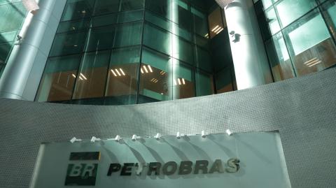 El logotipo de la petrolera estatal brasileña, Petrobras, se muestra en su edificio en Río de Janeiro.