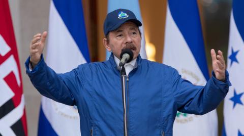 El Parlamento de Nicaragua, dominado por el gobernante Frente Sandinista, aprobó este viernes una reforma constitucional que somete a los poderes del Estado al Ejecutivo, aumenta el control de los medios, amplía el periodo presidencial a seis años y crea los cargos de copresidente y copresidenta.

Para más información del tema, visita: https://www.eleconomista.com.mx/internacionales/parlamento-nicaragua-aprueba-super-reforma-le-da-total-daniel-ortega-y-esposa-20241122-735387.html 

¡Síguenos en nuestras redes sociales para mantenerte informado!

Twitter: https://twitter.com/eleconomista 
Facebook: https://www.facebook.com/ElEconomista.mx
Instagram: https://www.instagram.com/eleconomistamx
LinkedIn: https://www.linkedin.com/company/el-economista/

#ElEconomista #EETV