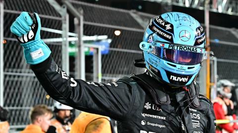 El piloto británico de Mercedes, George Russell, celebra la pole position.