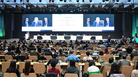 El presidente de la COP29, Mukhtar Babayev, habla en la primera sesión plenaria de clausura de la Conferencia sobre el Clima COP29 en Bakú.