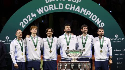 El equipo de Italia celebra subir al podio con su trofeo después de ganar la final de la Copa Davis en el estadio Palacio de Deportes José María Martín Carpena en Málaga, sur de España.