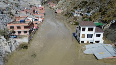 Imagen de un dron muestra edificios inundados tras los deslizamientos de tierra causados ​​por intensas lluvias y movimientos ilegales de tierra, en la zona de Inca Llojeta, en La Paz, Bolivia.