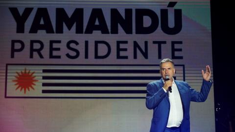 Yamandu Orsi habla en el escenario tras los primeros resultados de la segunda vuelta de las elecciones presidenciales en Uruguay.