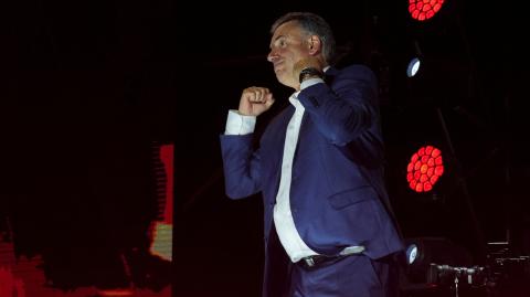 El candidato presidencial, Yamandu Orsi, hace un gesto en el escenario luego de los primeros resultados de la segunda vuelta de las elecciones presidenciales