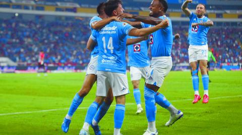 GUADALAJARA, JALISCO, 06NOVIEMBRE2024..- Alexis Gutiérrez jugador de Cruz Azul, festeja con sus compañeros su anotación, esto en partido correspondiente a la jornada 16 del Torneo Apertura 2024 de la Liga MX, en donde se enfrentan los equipos de Atlas vs Cruz Azul, en juego que se lleva a cabo en el Estadio Jalisco, el marcador al momento es de 2-1, a favor del equipo visitante.
FOTO: FERNANDO CARRANZA GARCIA / CUARTOSCURO.COM