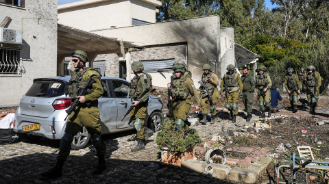 Soldados israelíes visitan el lugar donde una casa resultó dañada, después de que el ejército de Israel informara que proyectiles habían cruzado a Israel desde el Líbano, en medio de hostilidades entre Hezbolá y las fuerzas israelíes.