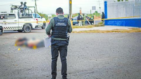 CULIACÁN, SINALOA, 26NOVIEMBRE2024.- Cinco cuerpos sin vida, con huellas de tortura y atados de las manos, fueron encontrados frente a la Facultad de Agronomía de la Universidad Autónoma de Sinaloa, cerca de la carretera Culiacán-Eldorado en la sindicatura de Costa Rica. Las víctimas, dispuestas una junto a la otra, una cartulina con mensaje se encontró junto a lo cuerpos, uno de los cuerpos se encontraba semicubierta con una bolsa de plástico negro, es el tercer día consecutivo con la alza en los asesinatos en Culiacán. FOTO: JOSÉ BETANZOS/CUARTOSCURO.COM