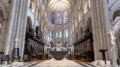 Esta fotografía muestra un nuevo altar (frente) diseñado por el artista y diseñador francés Guillaume Bardet, en la catedral de Notre-Dame de Paris.