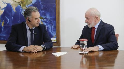 El presidente de Brasil, Luiz Inácio Lula da Silva (derecha), conversa con el presidente electo de Uruguay, Yamandu Orsi, durante una reunión en el Palacio de Planalto en Brasilia