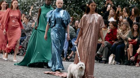 Las modelos presentan creaciones durante una presentación de pasarela para la colección Primavera/Verano 2025 de Edeline Lee