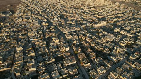 Una vista aérea muestra la ciudad de Saraqib en la parte oriental de la provincia de Idlib, en el noroeste de Siria, el 1 de diciembre de 2024. Las fuerzas gubernamentales perdieron el control de Alepo, la segunda ciudad de Siria, el 1 de diciembre, por primera vez desde que comenzó el conflicto civil del país.