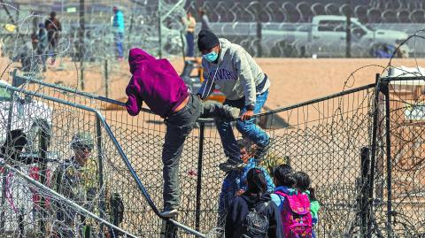 La frontera entre México y Estados Unidos es la más transitada del mundo y una de las más complejas de controlar. REUTERS/David Peinado/File Photo