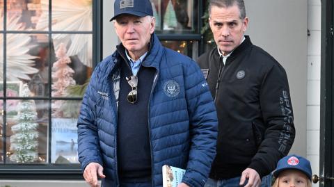 El presidente Joe Biden, acompañado por Hunter Biden.