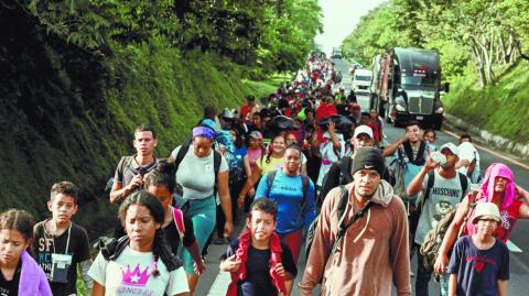 La presidenta mexicana Claudia Sheinbaum conversó telefónicamente con Trump el pasado miércoles para exponerle la estrategia de México para atender el fenómeno migratorio.

Para más información del tema, visita: https://www.eleconomista.com.mx/politica/nueva-caravana-migrante-sale-sur-mexico-llegar-eu-investidura-trump-20241202-736590.html

¡Síguenos en nuestras redes sociales para mantenerte informado!

Twitter: https://twitter.com/eleconomista 
Facebook: https://www.facebook.com/ElEconomista.mx
Instagram: https://www.instagram.com/eleconomistamx
LinkedIn: https://www.linkedin.com/company/el-economista/

#ElEconomista #EETV